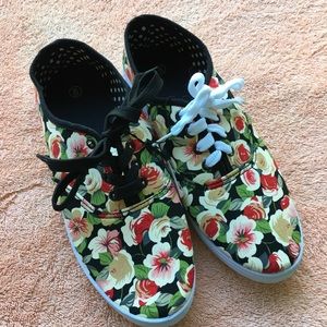 NWOT BOBBIE BROOKS WOMANS SNEAKERS SZ 8